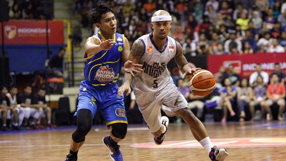 Mario Wuysang menjadi andalan CLS dalam mendobrak pertahanan Satria Muda. Copyright: &copy; dok IBL